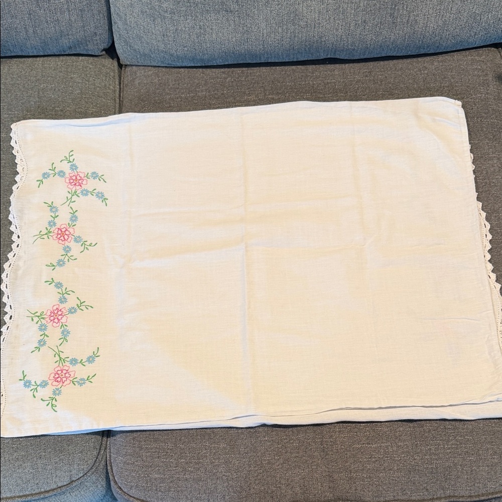 Set of Vintage Homemade Embroidered Floral Pillowcases - Picture 5 of 8
